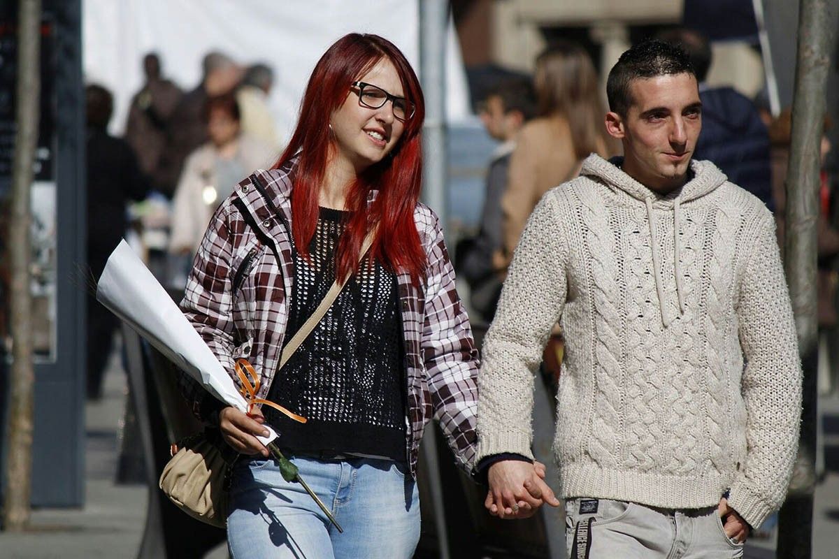 Una parella passeja pel centre de Vic, aquest dia de Sant Jordi