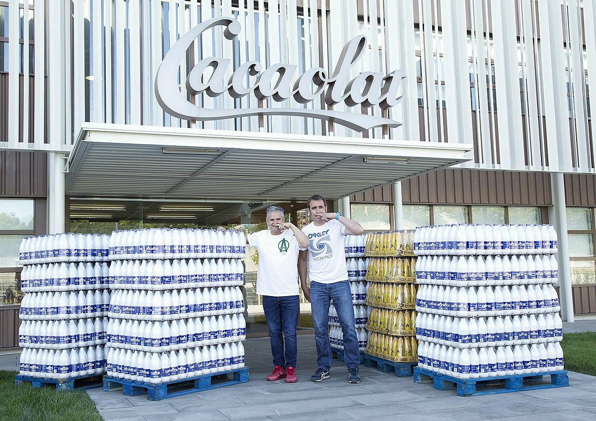 Nandu Jubany i Nani Roma han donat 2.800 litres de llet i 630 litres de Cacaolat a la campanya