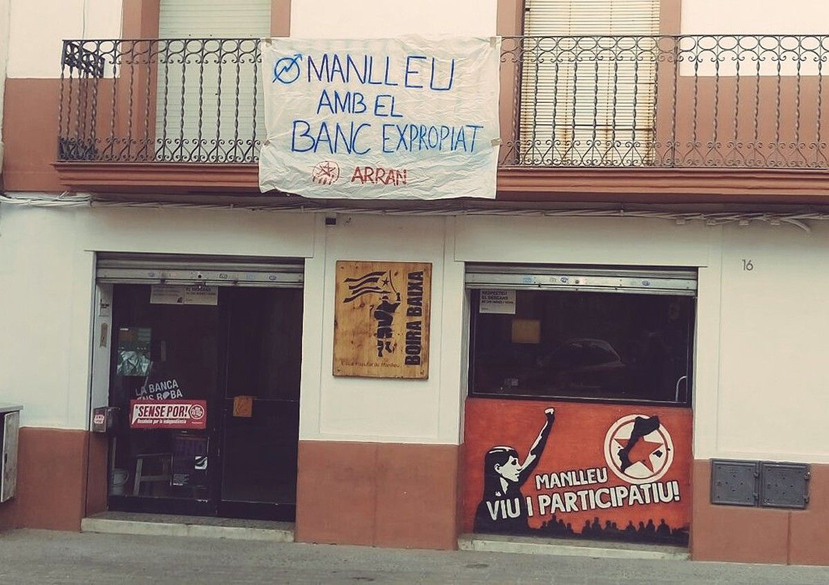 Pancarta d'Arran Manlleu donant suport al Banc Expropiat