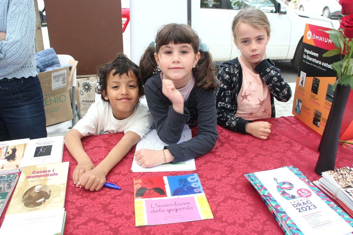 Aquests petits alumnes de l'Escola Arrels també han fet un llibre