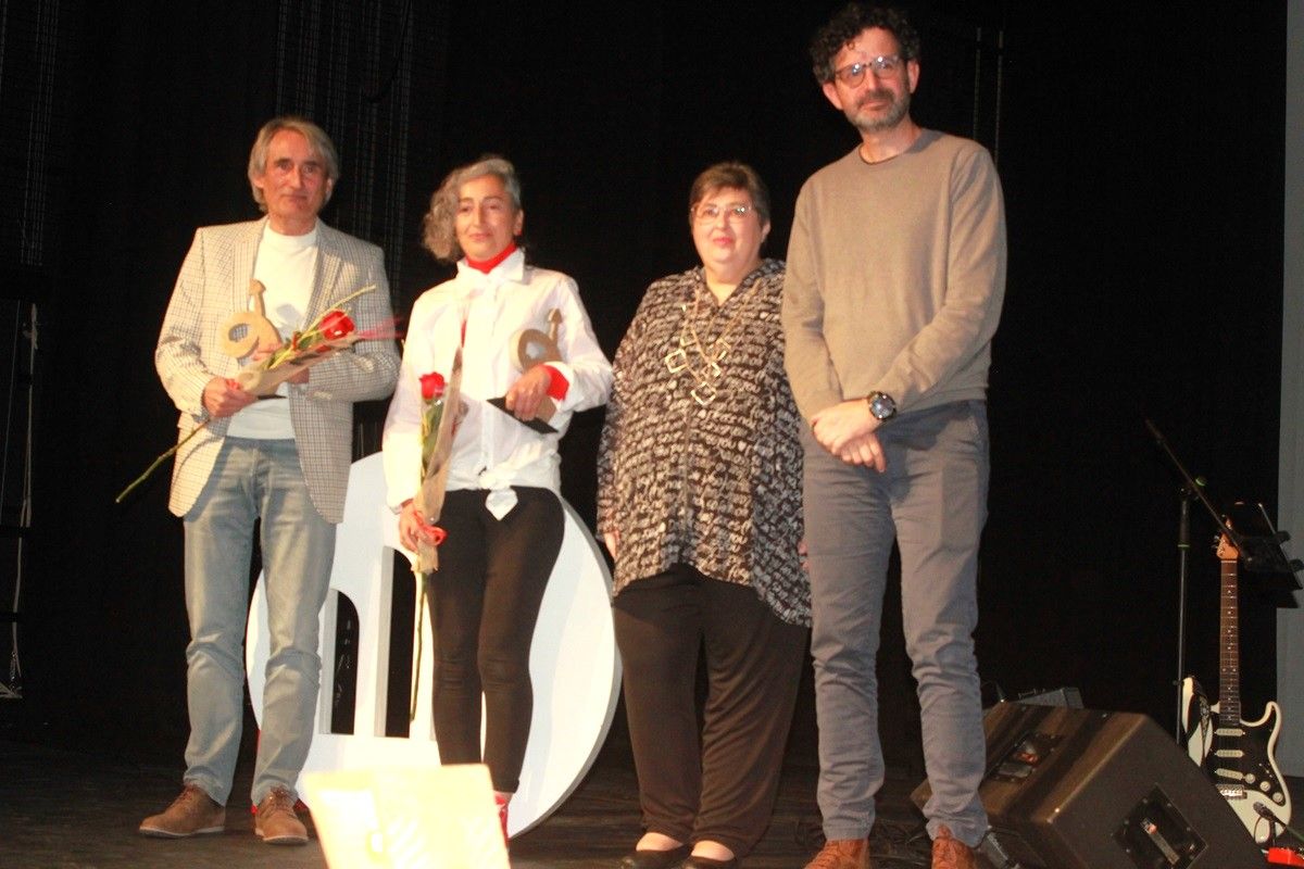 Els guanyadors dels Premis Drac 2024 Joan Armengol i Maria Isabel Gracia amb la presidenta d'Òmnium Solsonès i el membre d ela junta nacional d'Òmnium