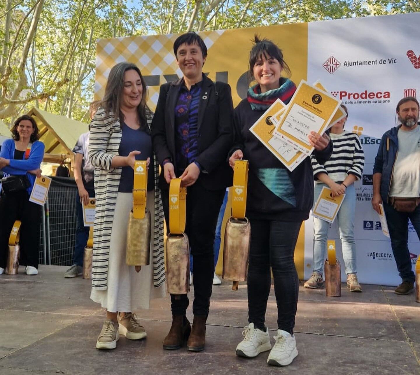 Silvia Soler, de la Formatgeria El Miracle, a la dreta, amb els premis aconseguits