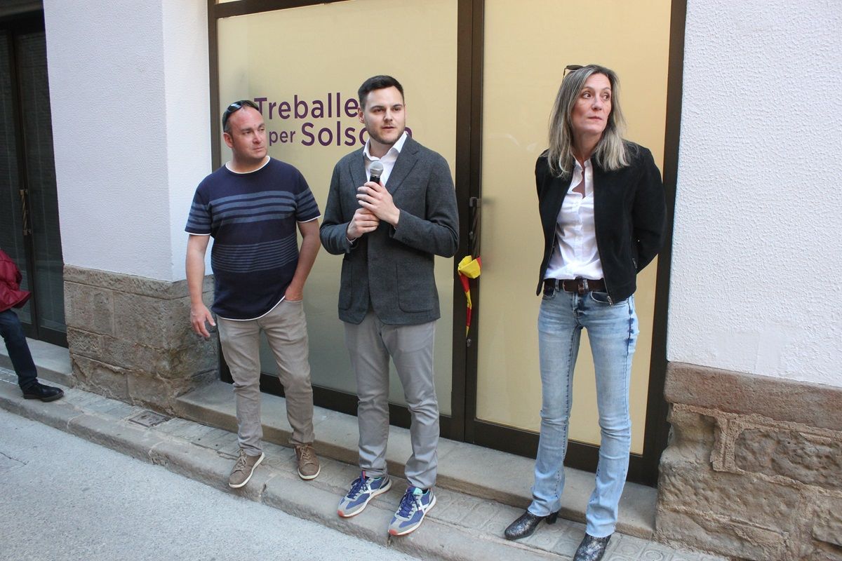 El grup polític de Treballem per Solsona, davant el seu local