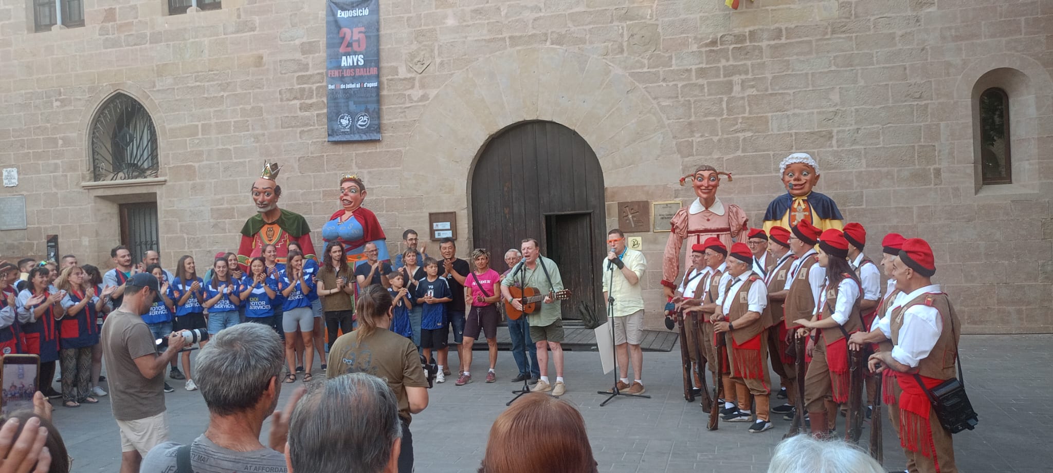 Final del programa, amb el públic envoltant els dos presentadors