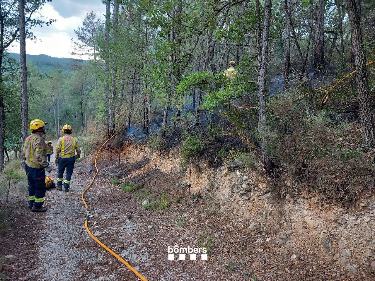 Bombers treballant en l'incendi