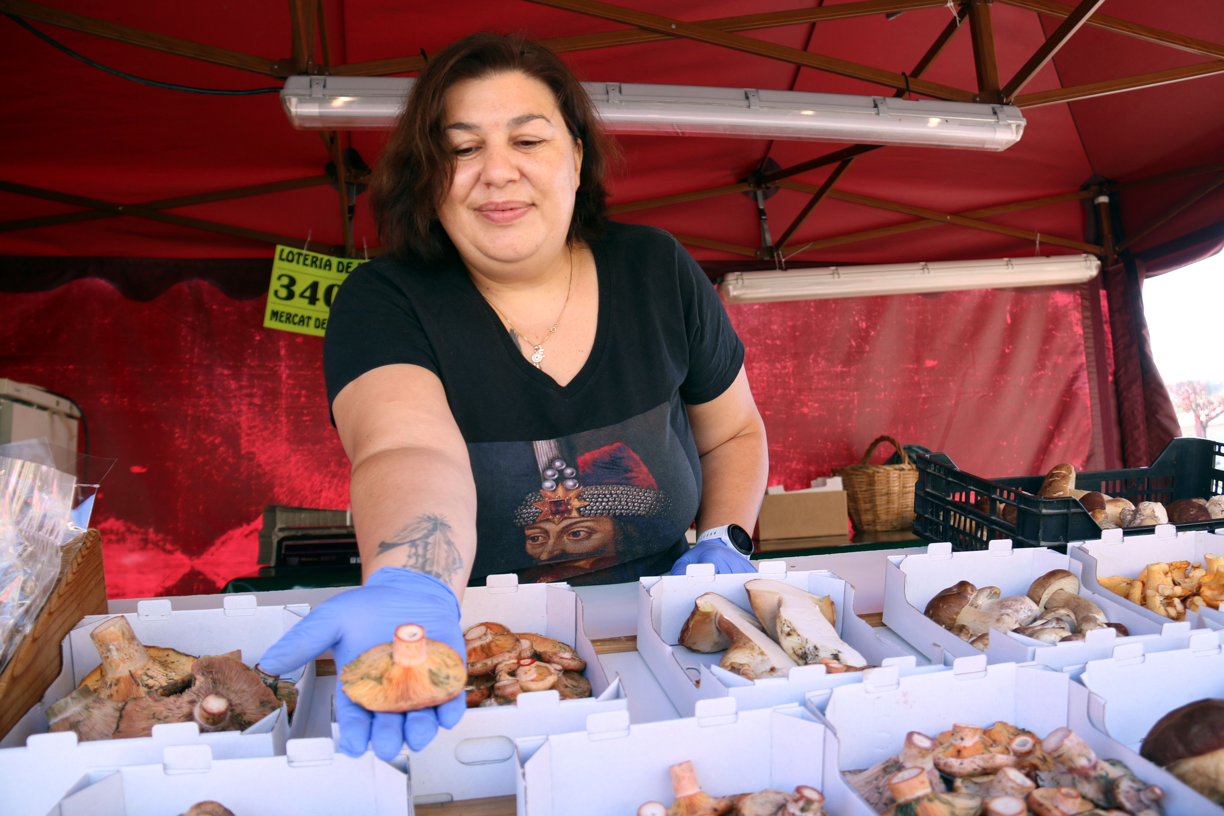 Una de les paradistes del mercat del bolet de Cal Rosal mostra un rovelló   Autor: Nia Escolà