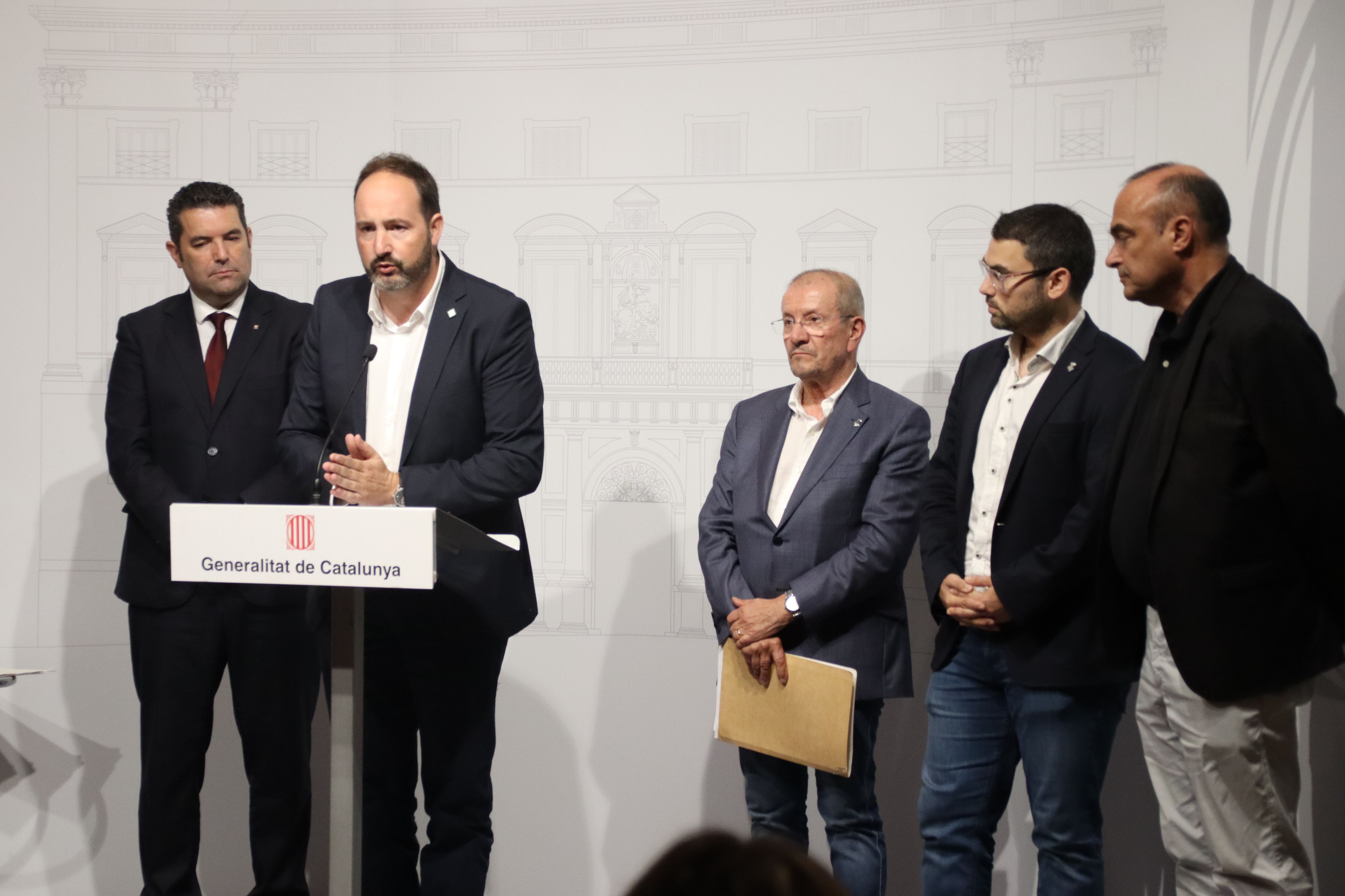 Representants de les entitats impulsores de l'Estatut de Municipis Rurals i el secretari de Governs Locals i Relacions amb l'Aran, Xavier Amor, després de reunir-se al Palau de la Generalitat.   Autor