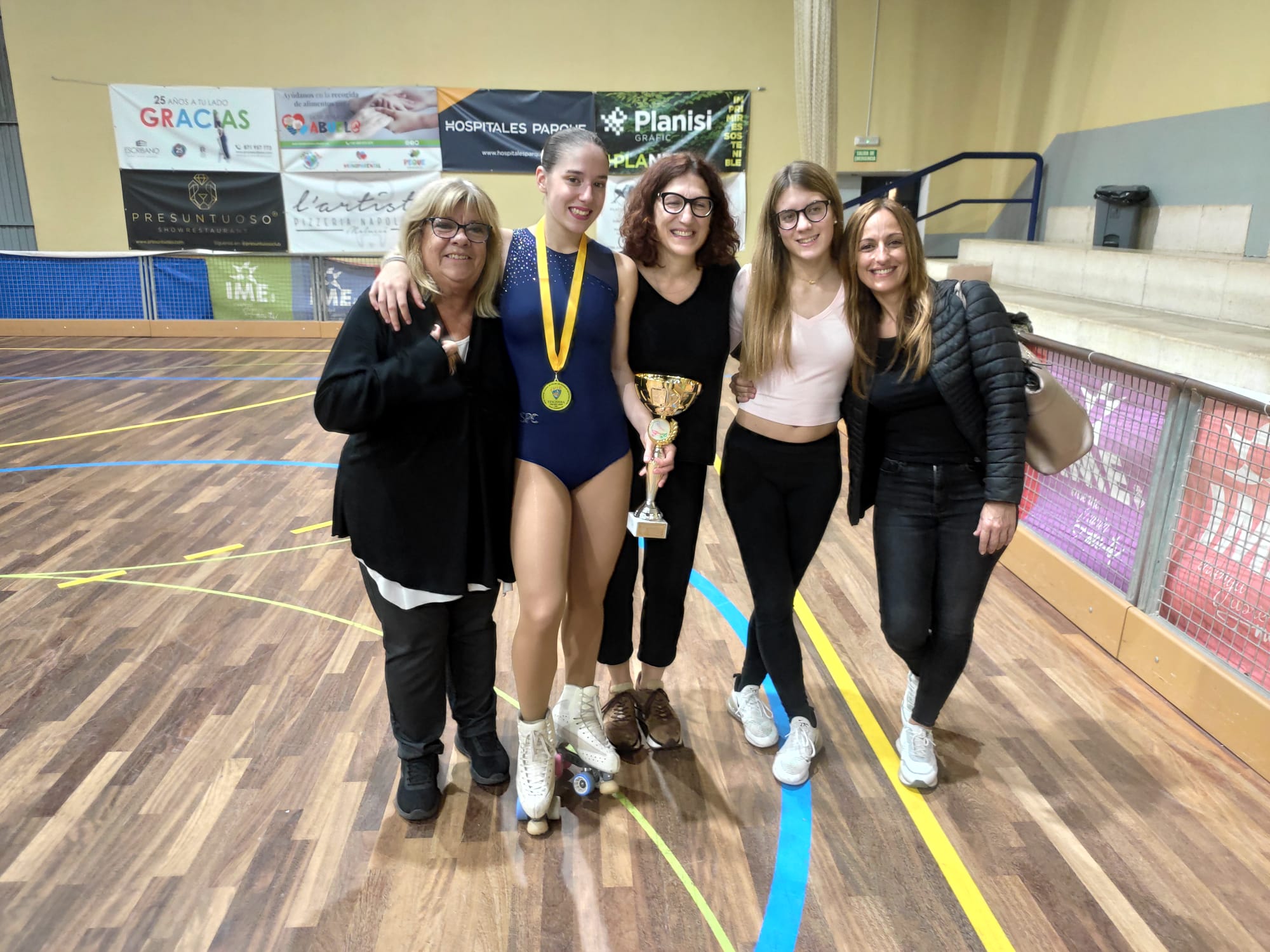 D'esquerra a dreta, Anna Solà (àvia de les patinadores), Ares Navarro, Judit Casafont (mare de les patinadores), Núria Navarro i  Ester Fornell (entrenadora)