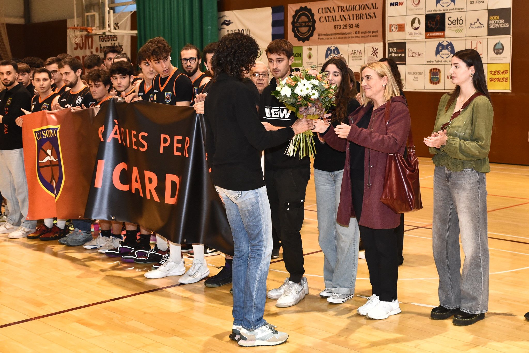 Montse Parera, presidenta del CB Solsona, ha lliurat un ram de flors a la família