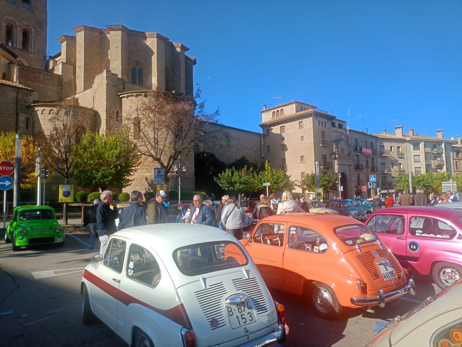 Els 600, a l'arribada a Solsona, aparcats a la Plaça de les Moreres