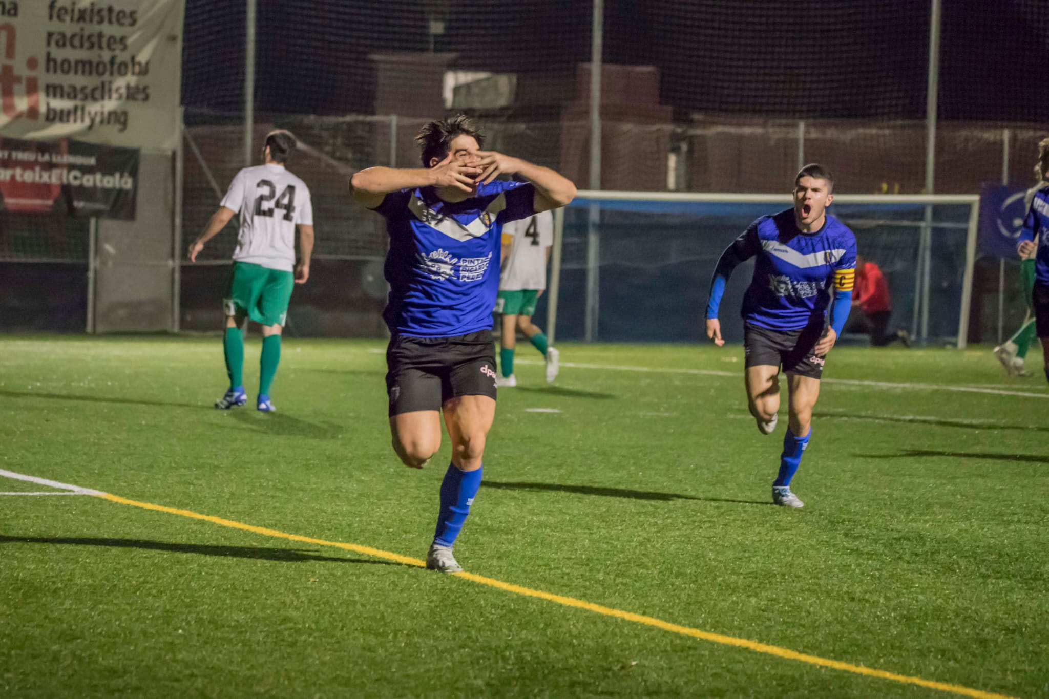 El Joel Moreno i l'Adrià Barniol celebrant el 1r gol