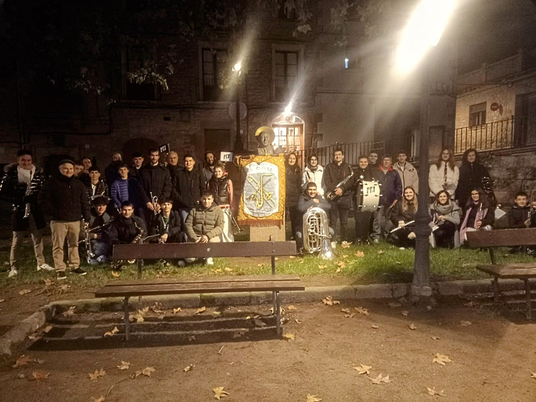 Foto de família al costat del monument a Joan Roure