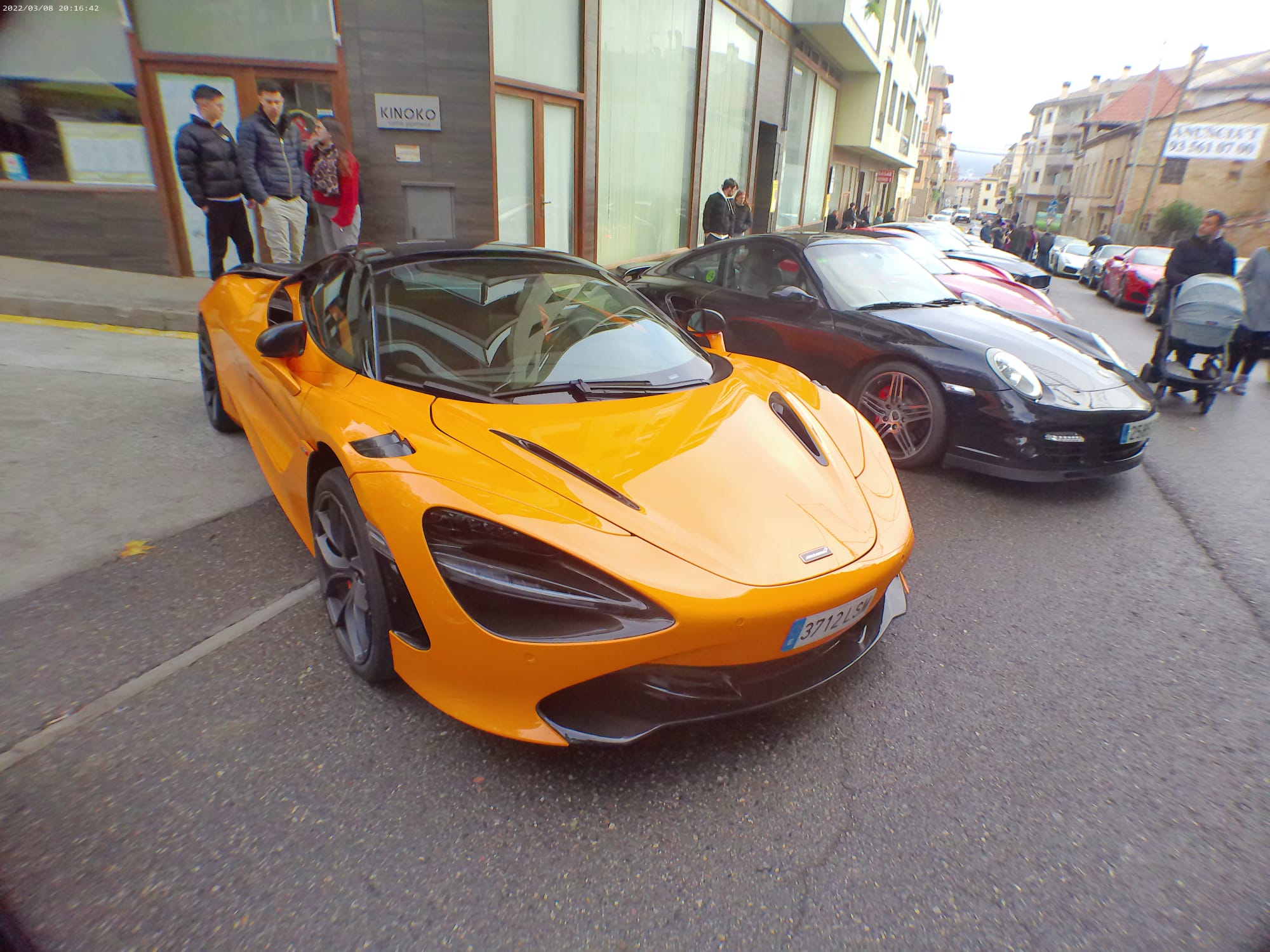 Un McLaren en primer terme aparcat a l'Av. Cardenal Tarancon