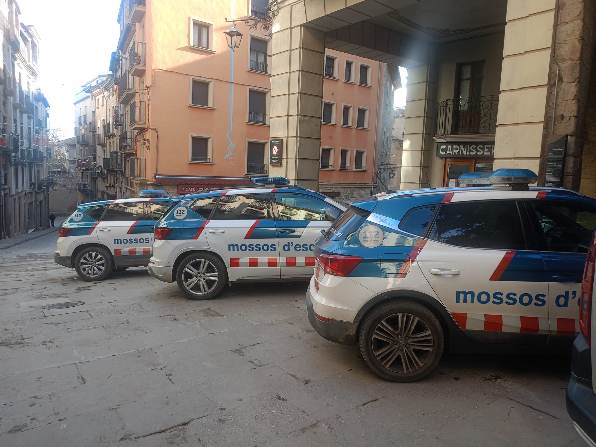 Tres vehicles dels Mossos d'Esquadra a la Plaça Major de Solsona