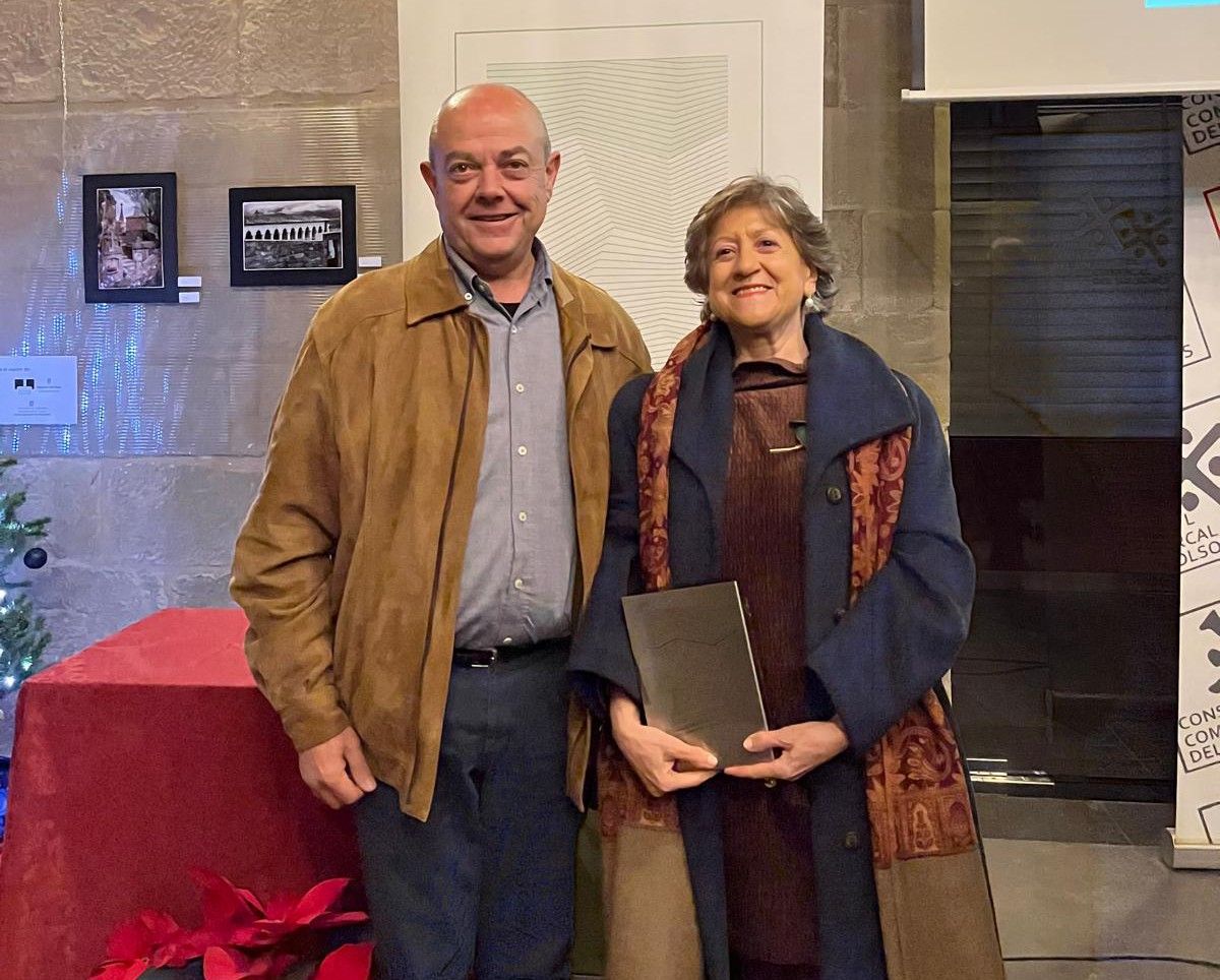 El president del Consell Comarcal, Benjamí Puig, amb la guardonada, Claustre Rafart