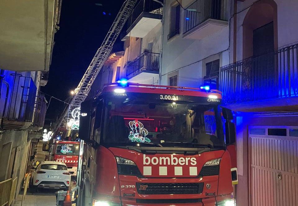 Els bombers intervenint a l'edifici afectat