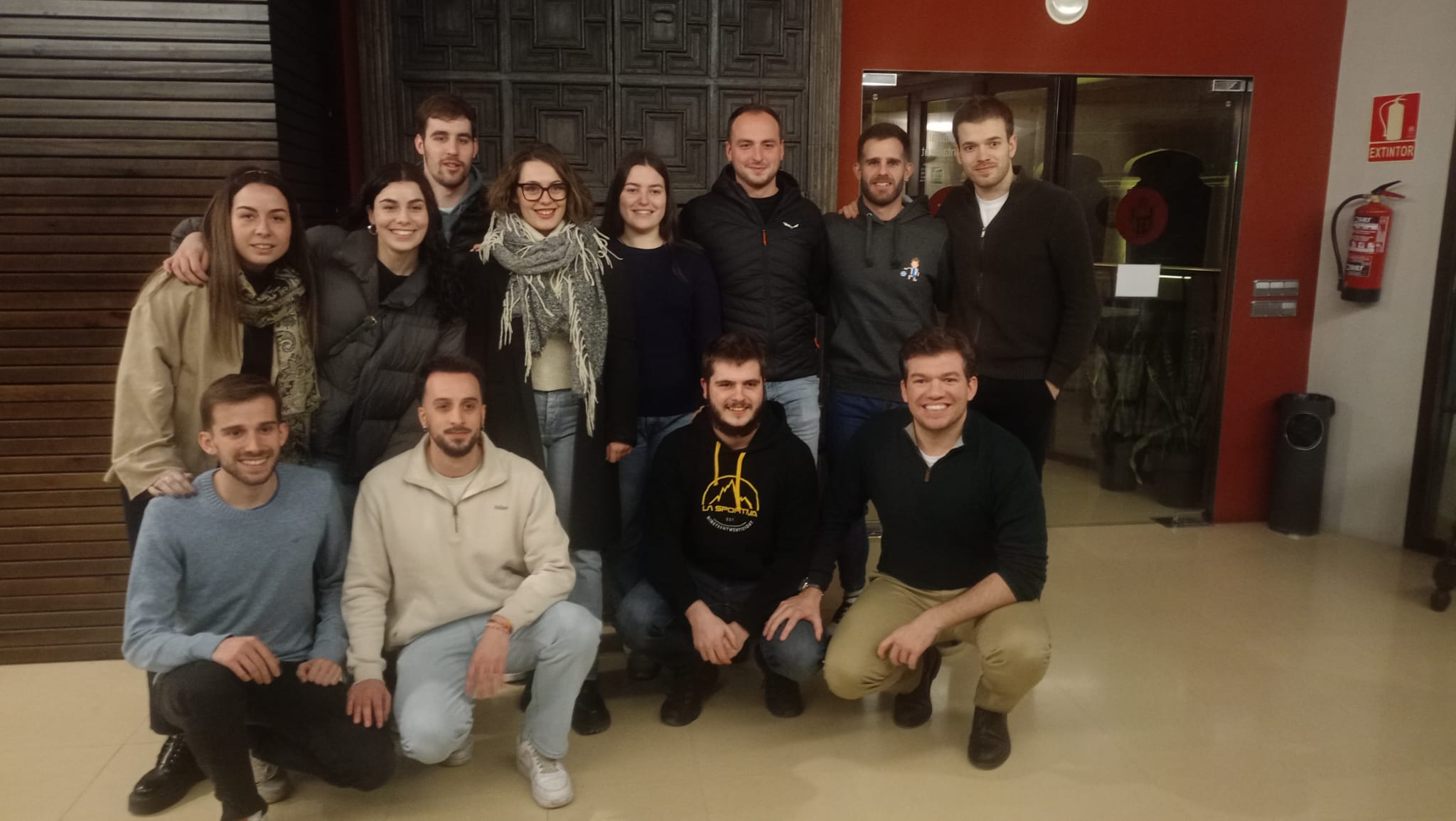 Foto de grup de bona part de la Junta dels Geganters assistents a l'assemblea