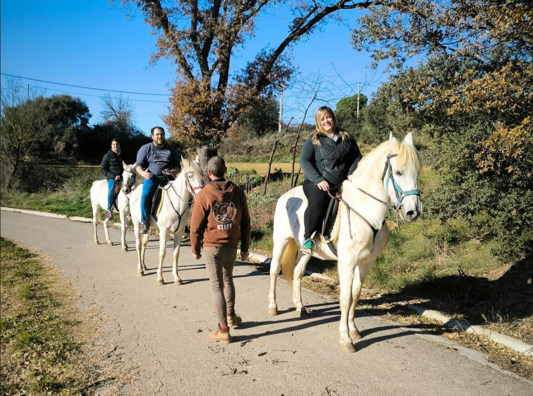 Els pendonistes practicant amb els cavalls