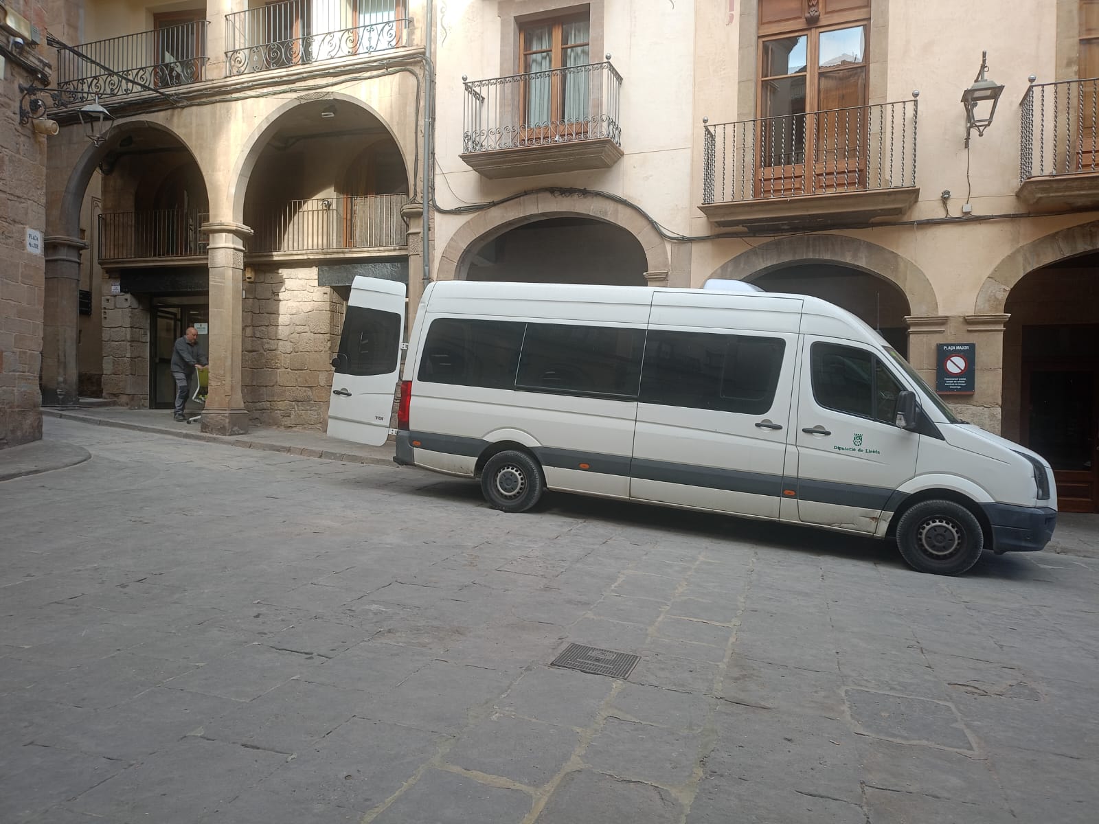 El vehicle de mudances a la Plaça Major de Solsona