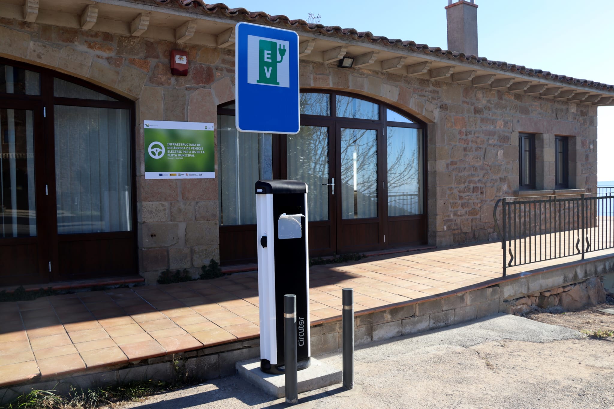 El nou punt de recàrrega de vehicles elèctrics que s'ha instal·lat a costat de l'Ajuntament de Pinós pels vehicles municipals