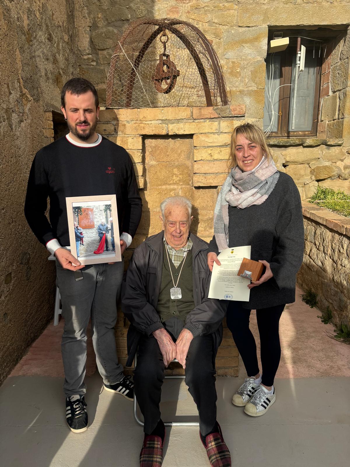 Joan Vendrell amb l’alcaldessa Eva Simón i el regidor Marc Barrera