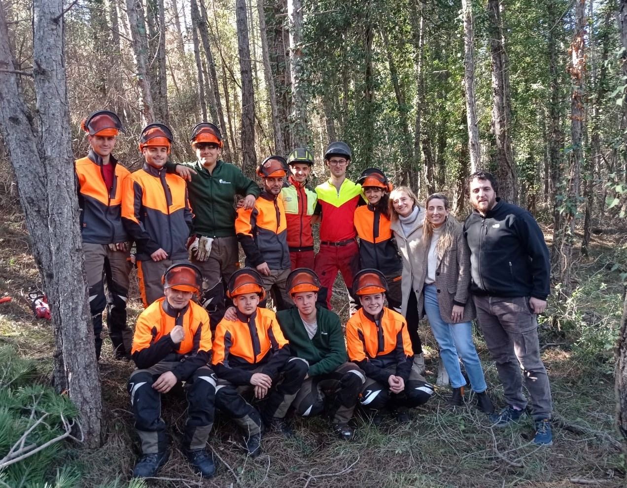 Grup d'alumnes del certificat professional acompanyats d'Isabel Rovira, directora de l'EA Solsonès; Ivet Castaño, directora general dels Serveis Territorials d'Empresa i Treball a la Catalunya Central