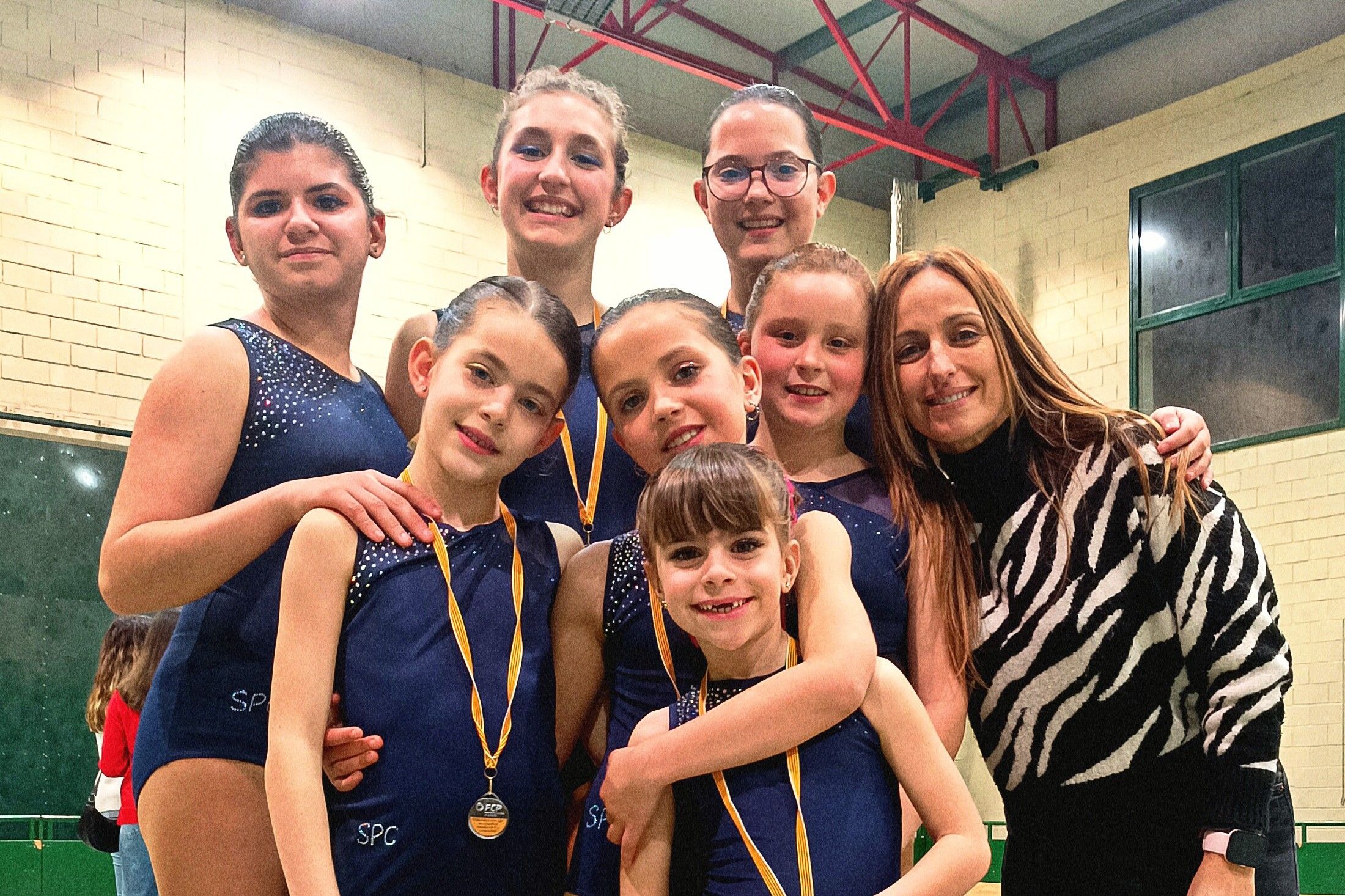 L'equip de patinadores amb l'entrenadora