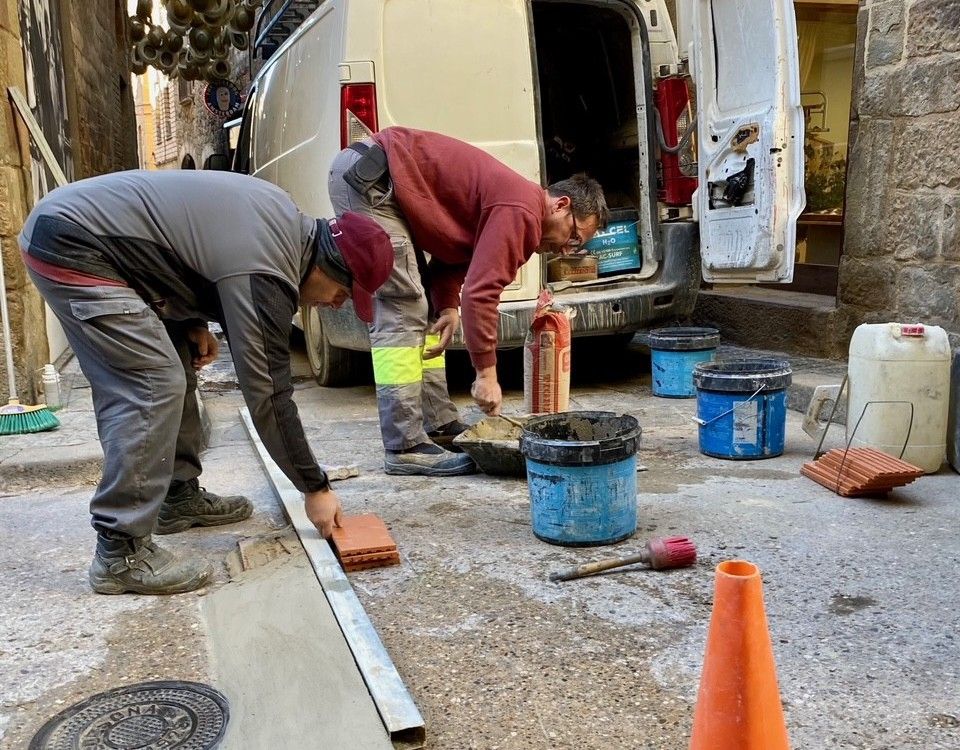 La brigada millora el paviment de diversos carrers i places del nucli antic