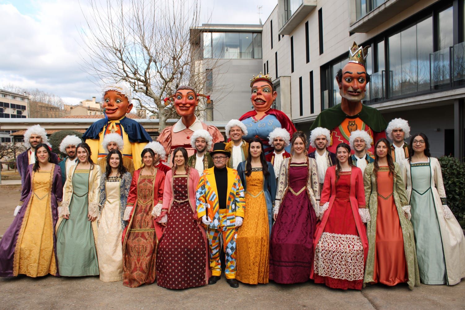 Foto de grup de les Contradanses sèries amb el Carnestoltes