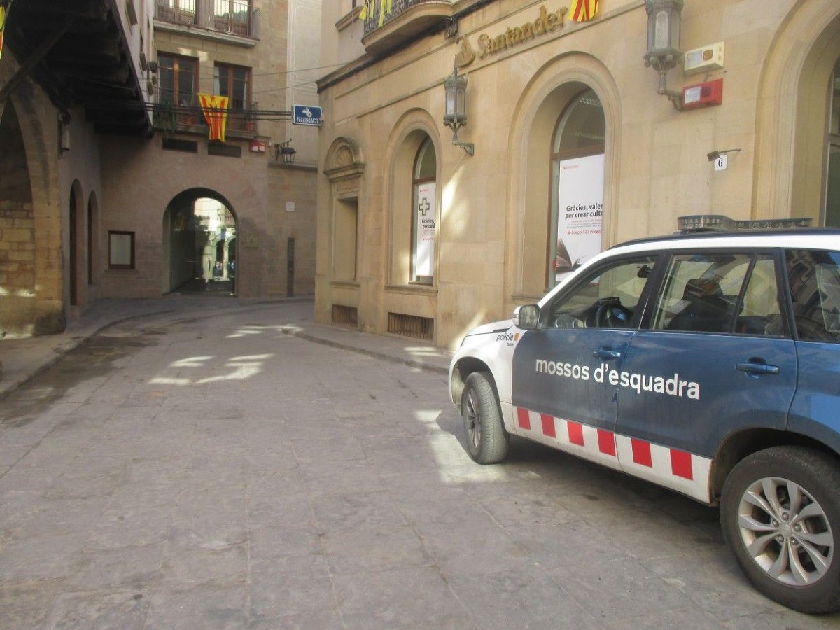 Un vehicle dels Mossos aparcat davant l'entrada del Jutjat de Solsona