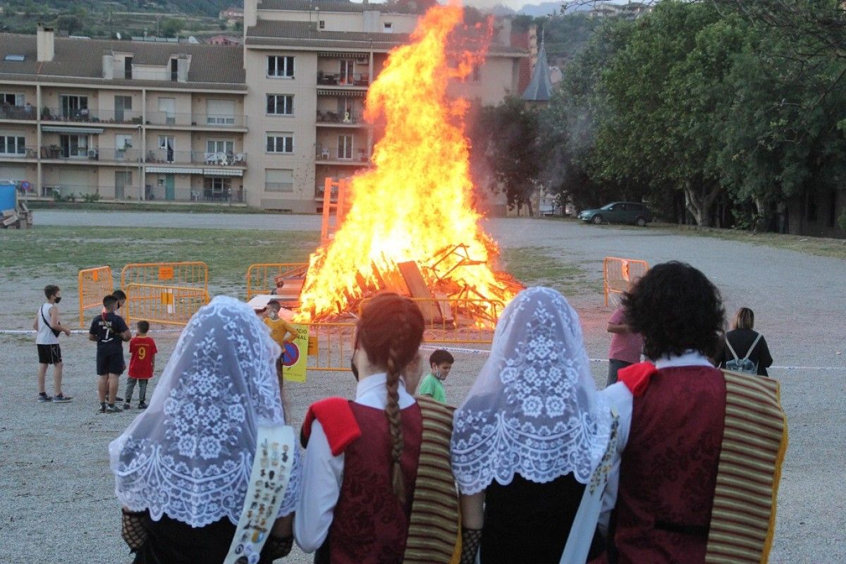 Representants del pubillatge solsoní observen la foguera encesa de Sant Joan