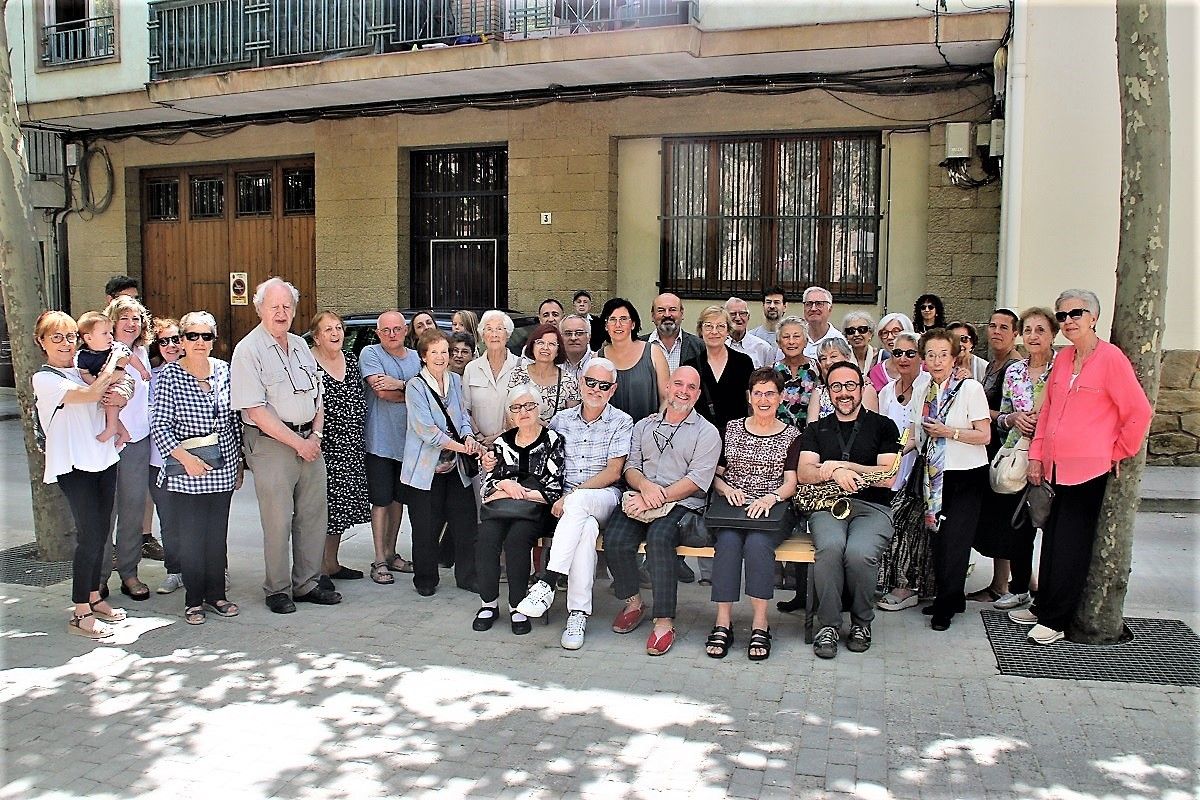 Foto de grup dels assistents a la inauguració del banc