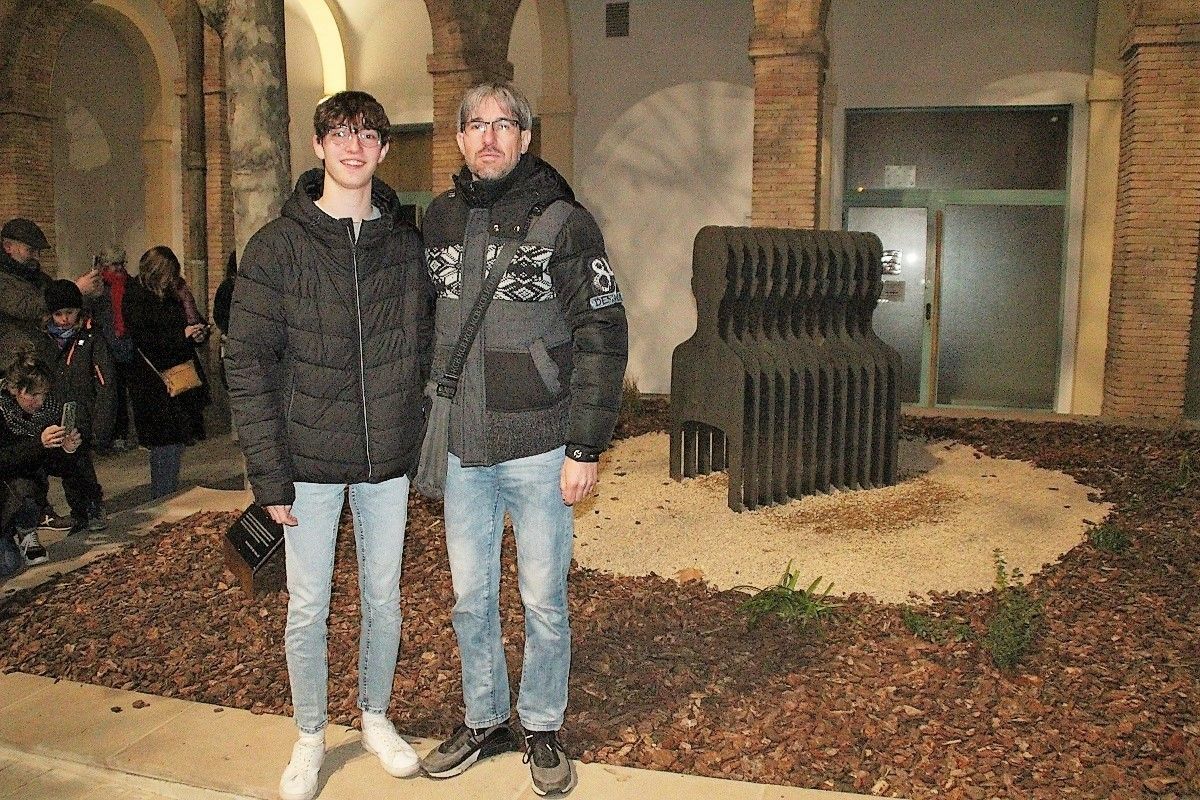 El Marc i El Jordi, davant el monument que han dissenyat en memòria dels dotze deportats del Solsonès