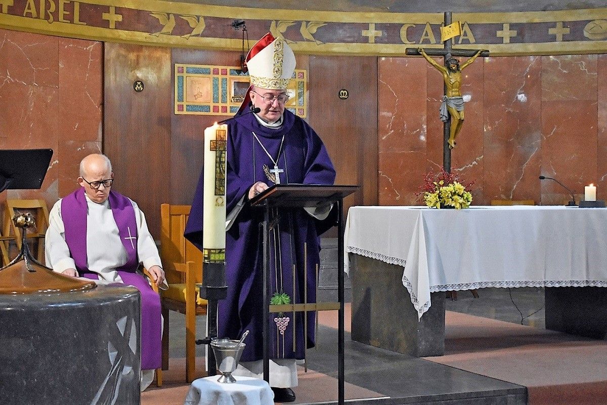 El bisbe de Solsona, Francesc Conesa, i el rector de Súria, Joan Francesc Casals, durant la missa en record de les tres víctimes de l'accident miner.