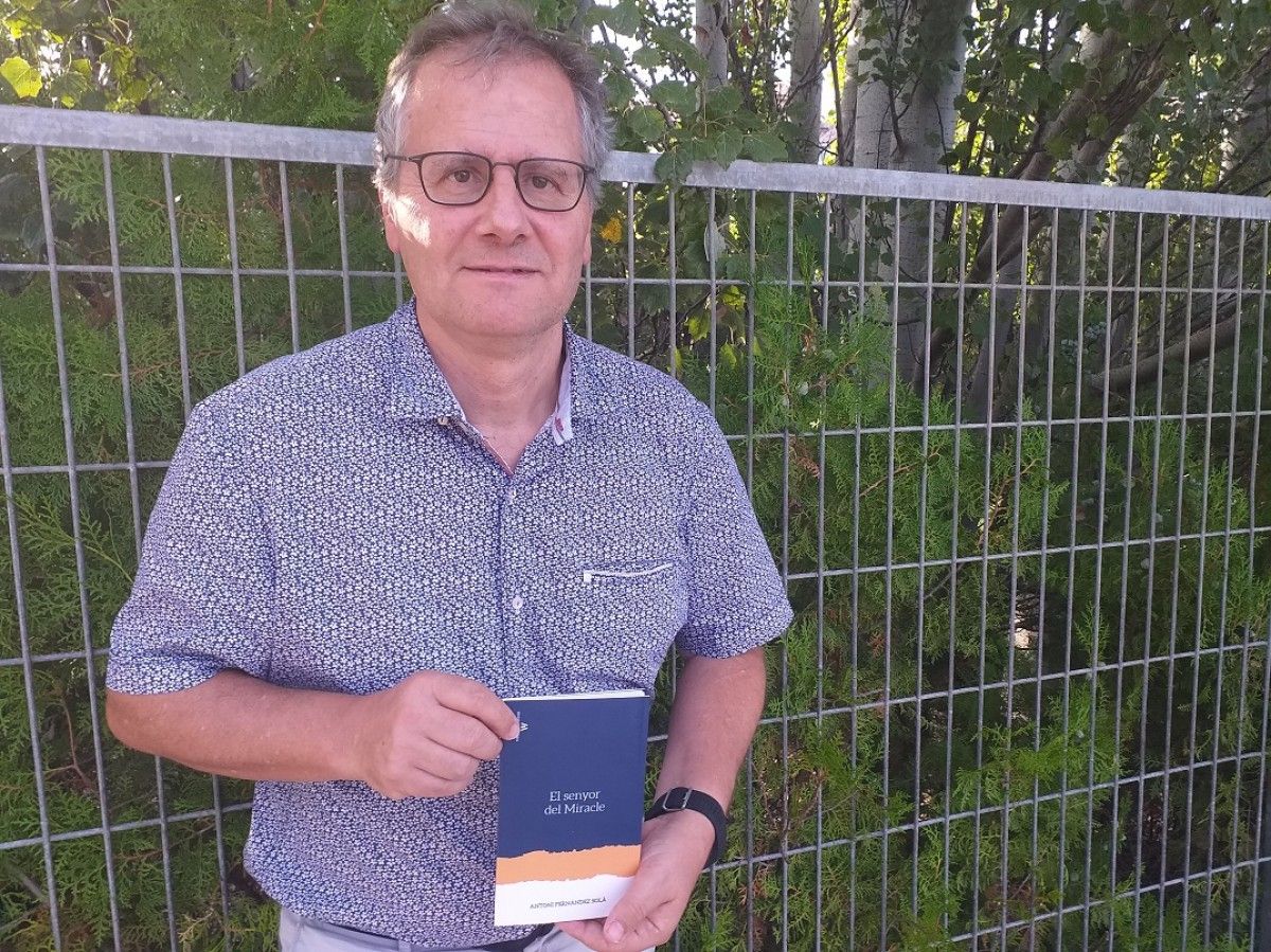 El metge solsoní Toni Fernández amb el llibre a les mans