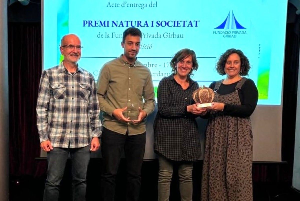 L'Associació l'Aube i Samara Natura, recollint el premi