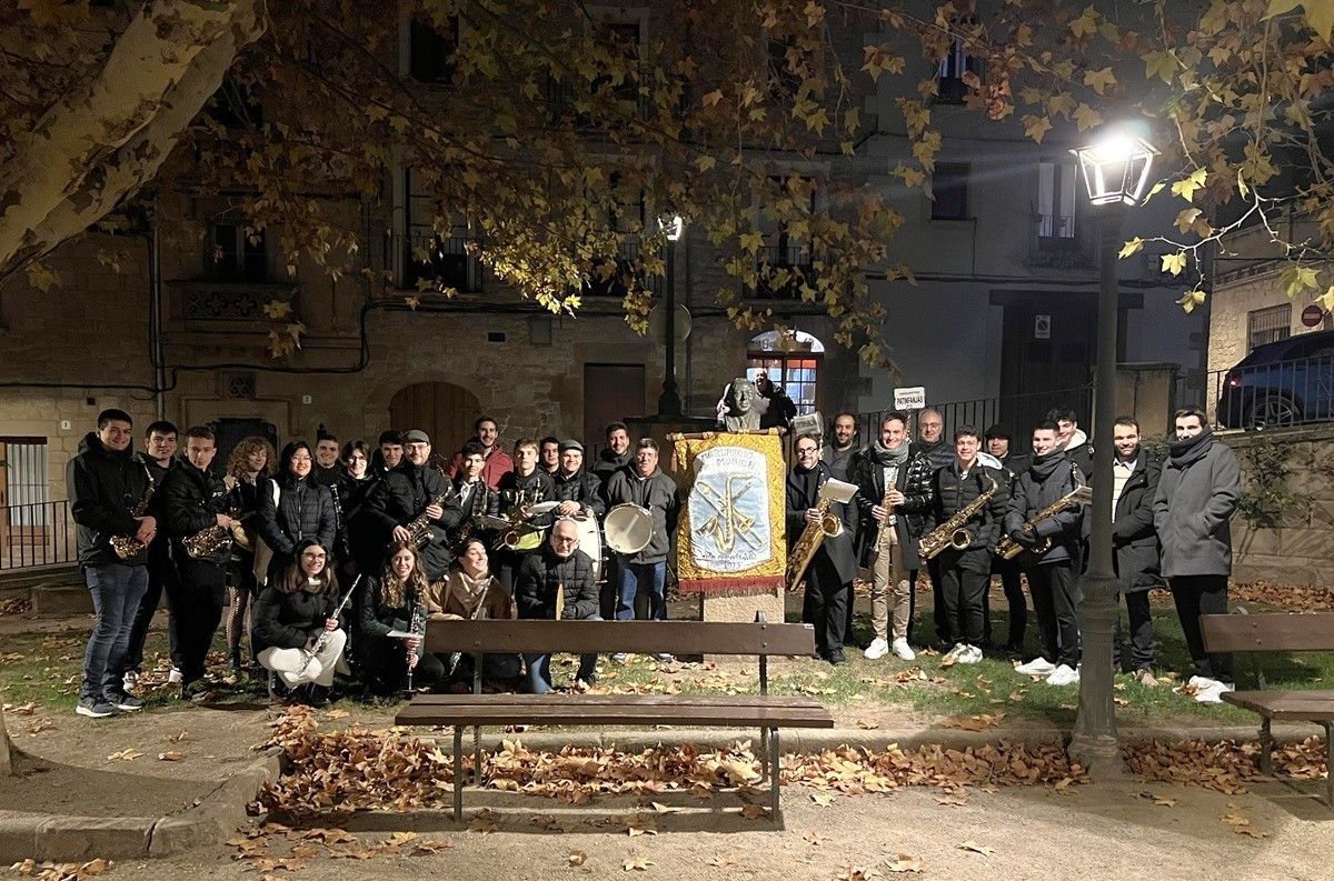 La formació, que va fer un passacarrers per Solsona, va fer  una parada a la Plaça de Sant Pere, on hi ha un bust del músic solsoní Joan Roure