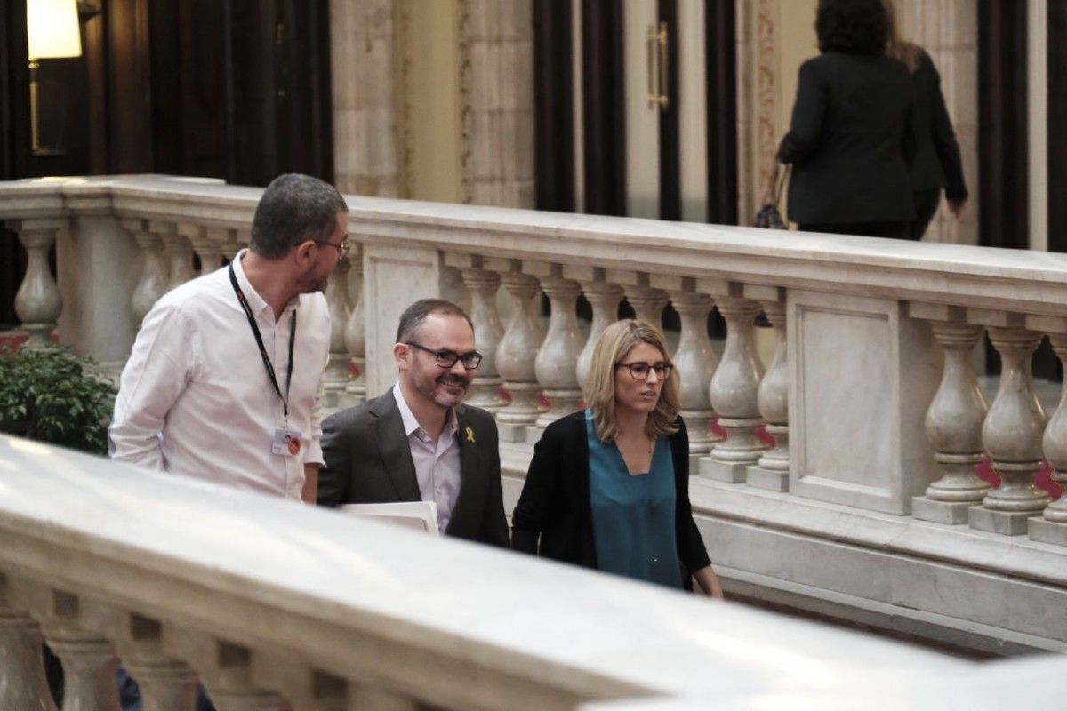 Josep Costa, amb Elsa Artadi i el seu responsable de premsa, Jaume Clotet, al Parlament.