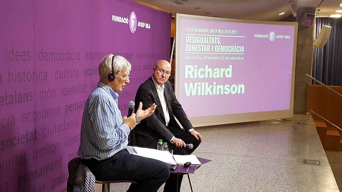 Richard Wilkinson, junt al president de la Fundació Josep Irla, Joan Manuel Tresserras, en la conferència a la UPF