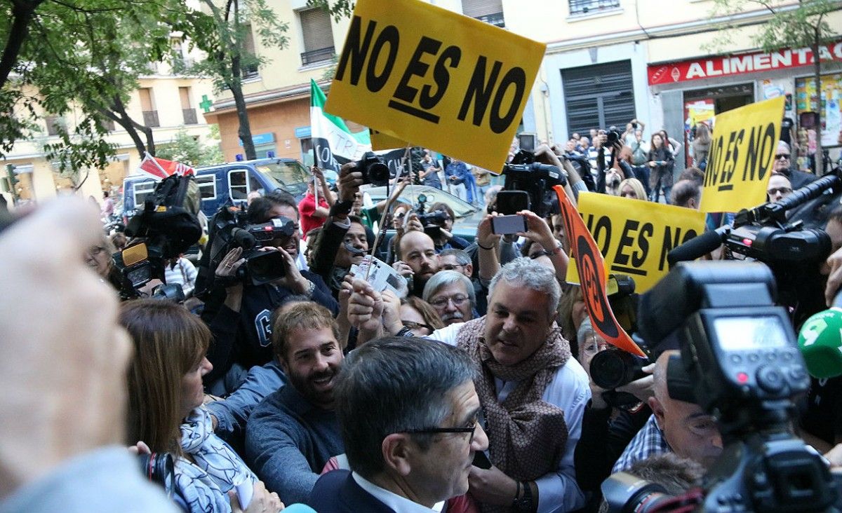 L'exlehendakari Patxi López, a les portes de Ferraz, envoltat de simpatitzants de Pedro Sánchez
