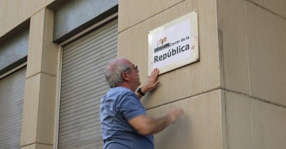 El president de la FAV, Manuel Navas, penjant el cartell de carrer de la República.