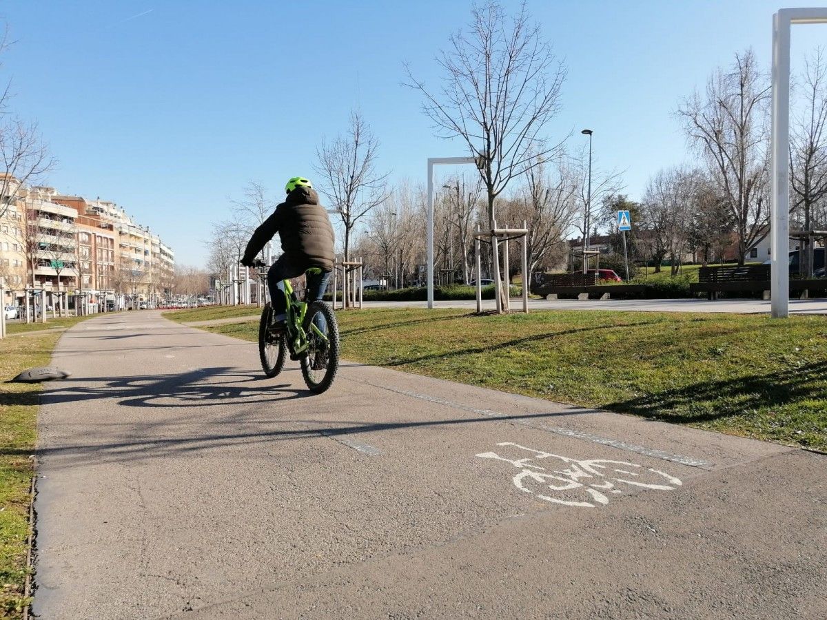 Ciclista circulant pel carril bici de Rambla del Celler de Sant Cugat