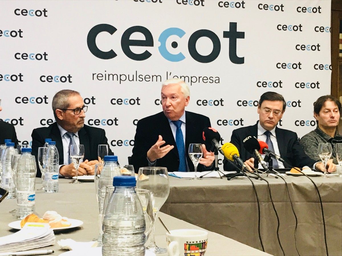 El president, Antoni Abad, i membres del comitè executiu de Cecot a l'esmorzar amb periodistes. 