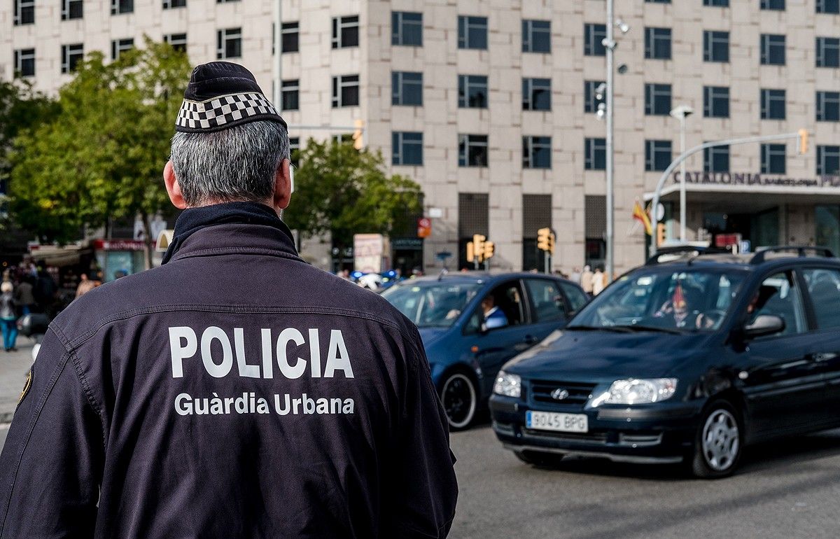 Un agent de la Guàrdia Urbana de Barcelona a la plaça Espanya