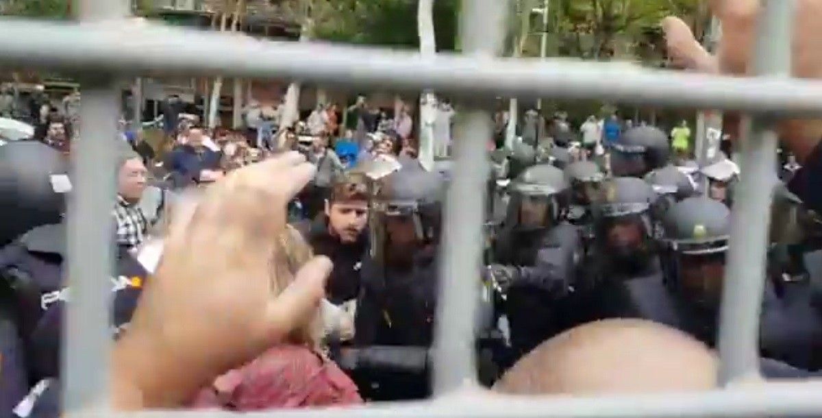 Els Horts, patint l'atac de la policia espanyola l'1-O