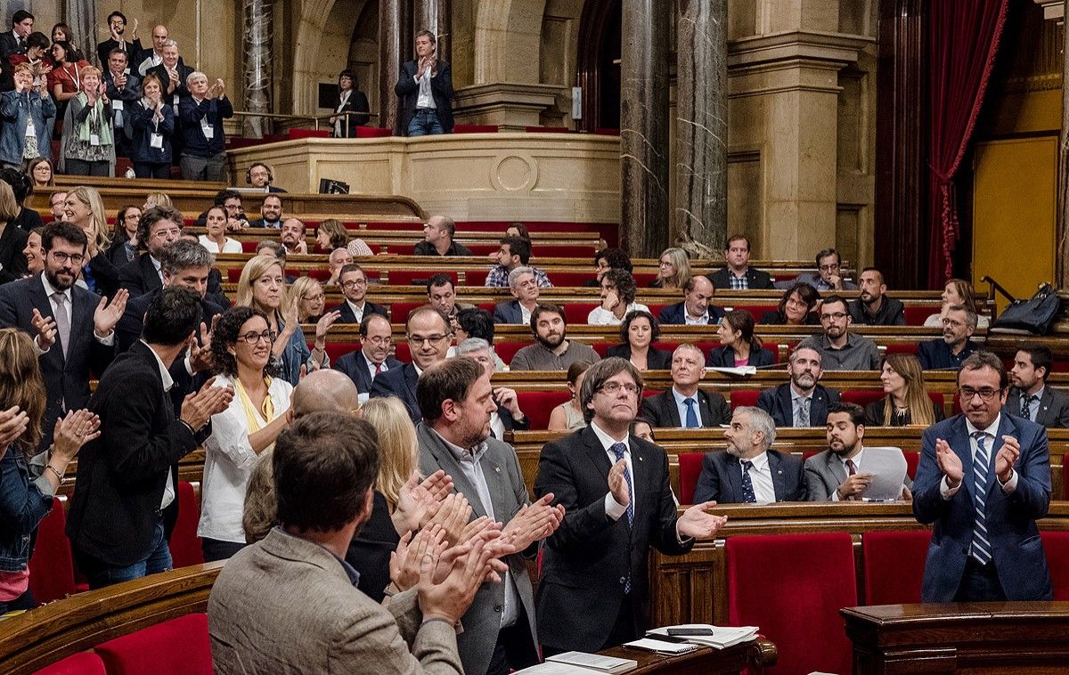 Carles Puigdemont i el Govern aplaudint Forcadell en ple debat de política general