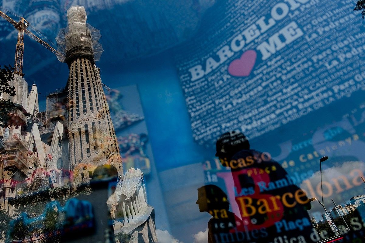 La Sagrada Família té al voltant desenes de botigues per als turistes