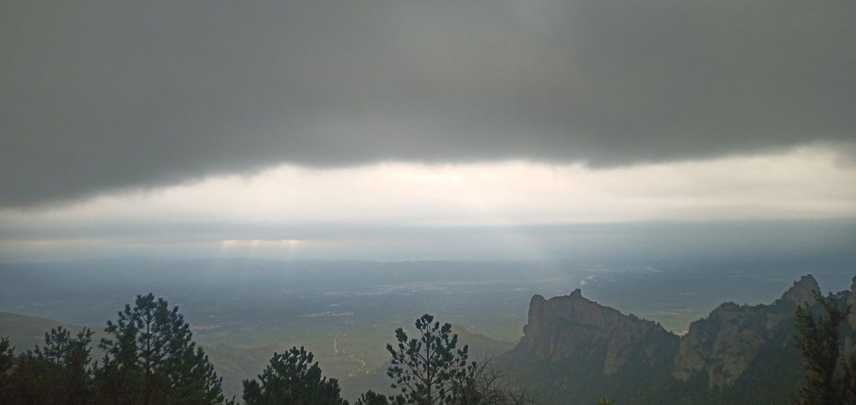 Núvols i pluja al Cim del Mont Caro, a Roquetes