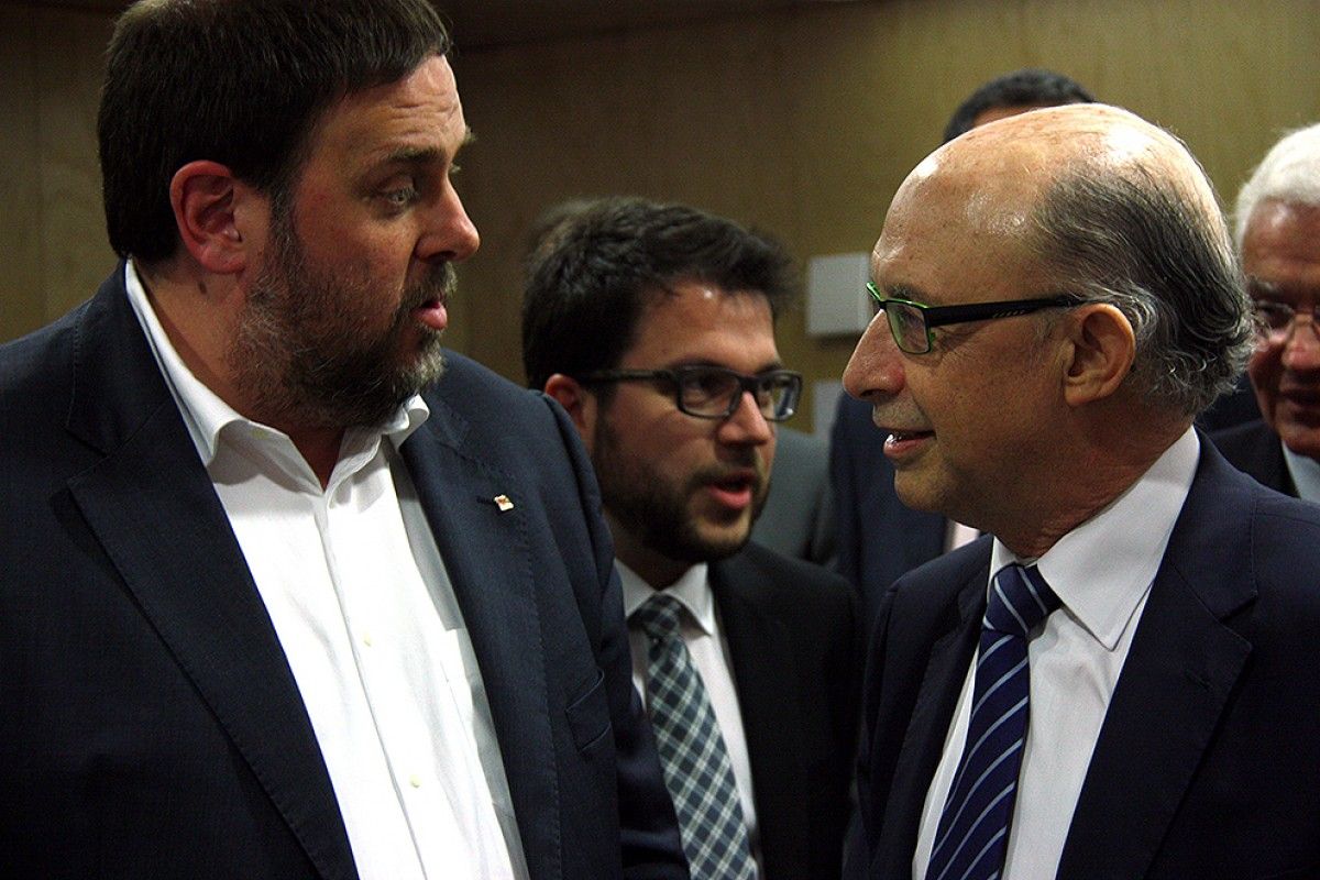 Oriol Junqueras i Cristóbal Montoro, abans que s'iniciï la reunió d'un consell de Política Fiscal i Financera