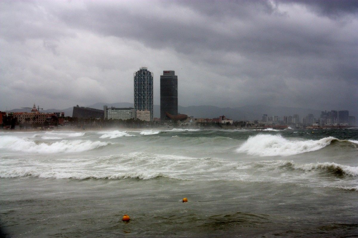 Fortes onades a la platja de Barcelona, en una imatge d'arxiu. 